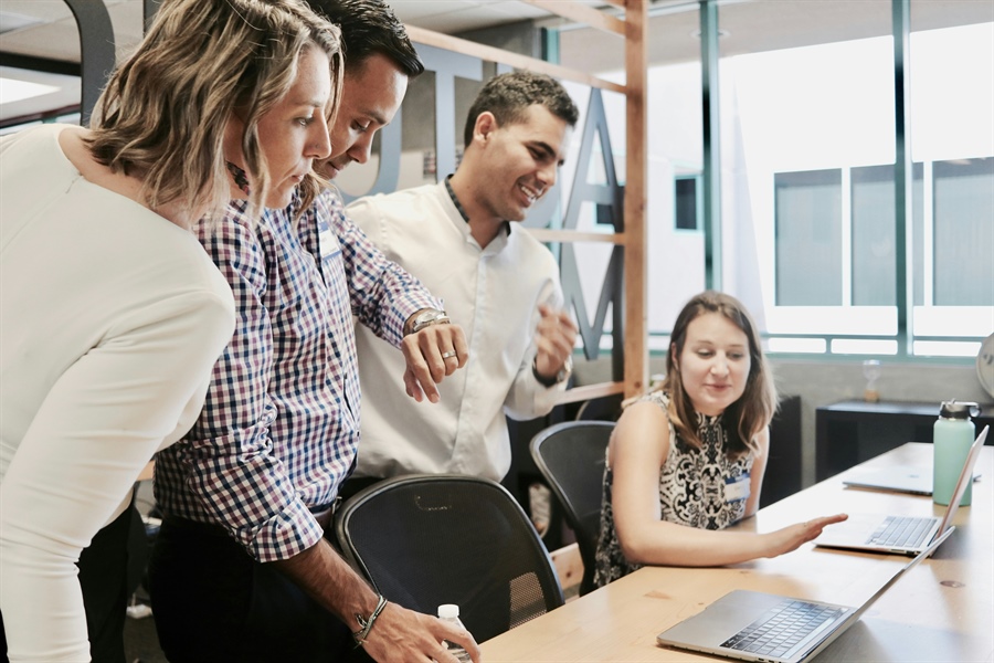 Plans sociaux, réorganisations, carve-out : pourquoi le manager de transition est souvent la pièce manquante
